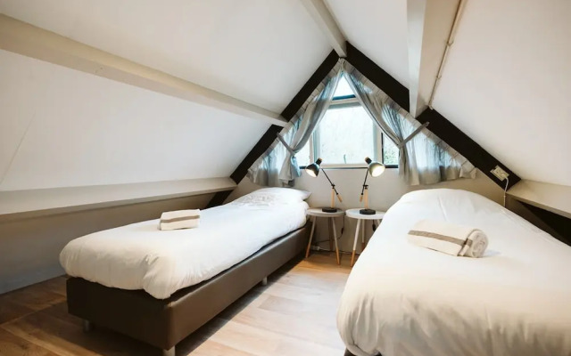 Comfortably Furnished Holiday Home by the sea