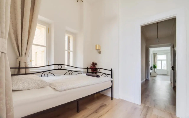 Charles Bridge - 3 bedroom Apartment - Old Town