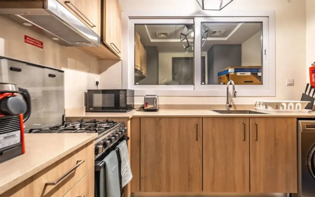 Stylish Waterfront Apartment With Views on Canal