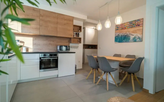 Apartment Wing 77