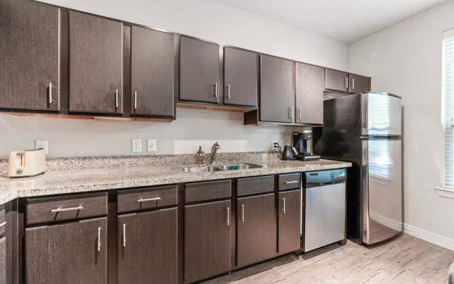 Comfy Soco 1BR King Suite w Gympickleballlaundry