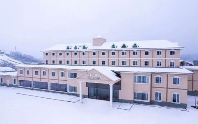 Xiling Snow Mountain Maple Leaf Hotel