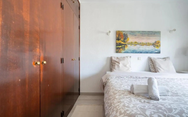 Cozy 1BDR with Spacious Balcony & Pool, Vilamoura
