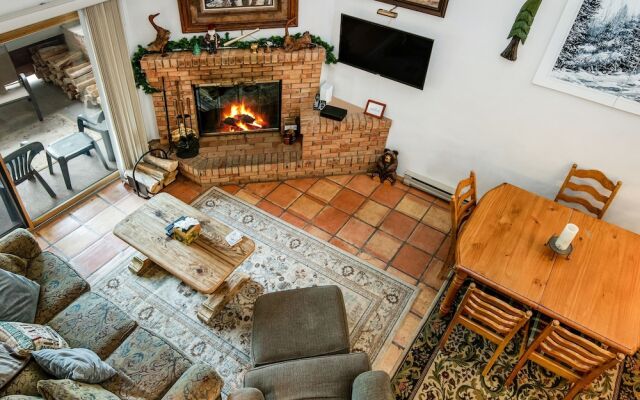 Snowfox #302 2 Bedroom Condo by RedAwning