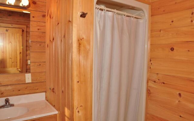 Tranquil Timbers Deluxe Cabin 6