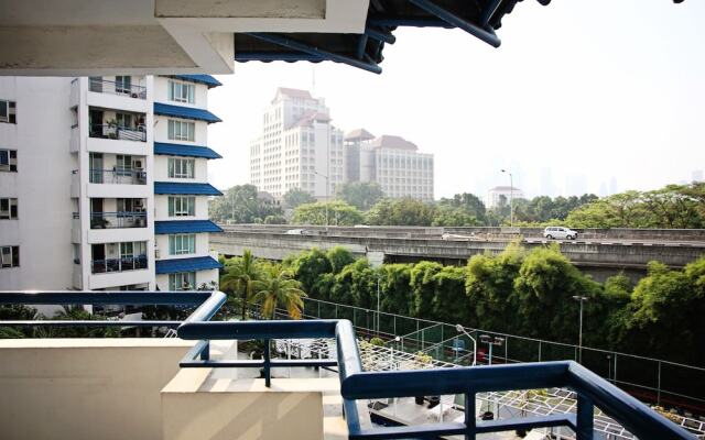 Classic Brawijaya Apartment with Pool View