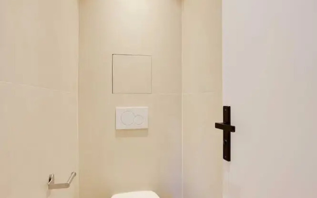 Charming Apt With AC & Balcony