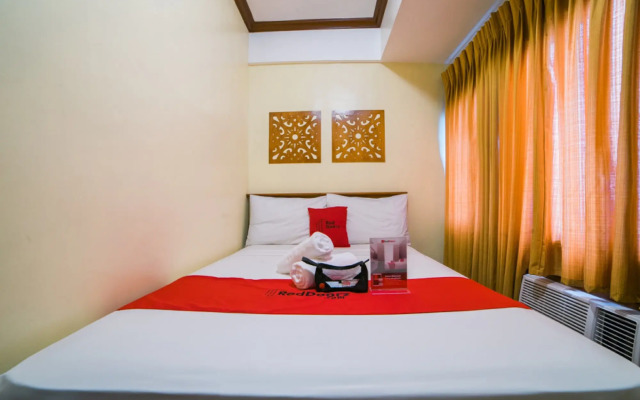 RedDoorz @ Moonwalk Paranaque