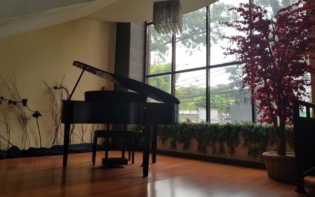 Scarlet Dago Hotel