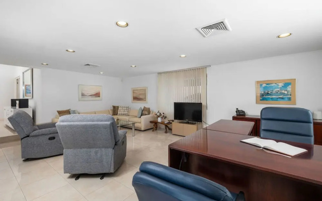 3BR 3BA Pool Downtown Short Walk to Beach