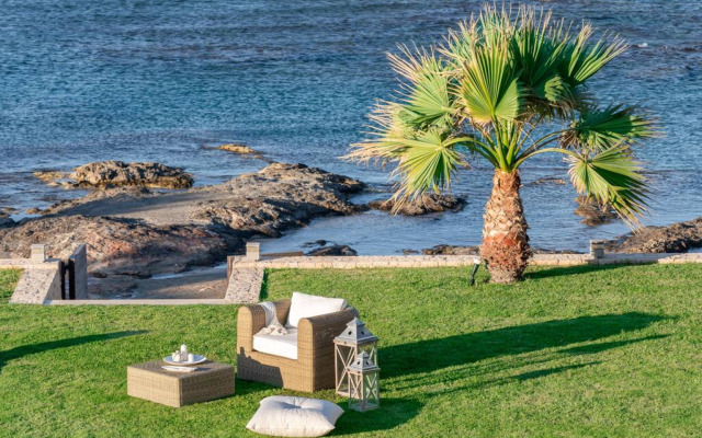 Beachfront Villa Diamond with a heated pool