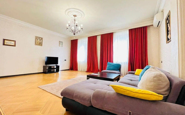 SPACIOUS Apt in Yerevan with JACUZZI Near Opera