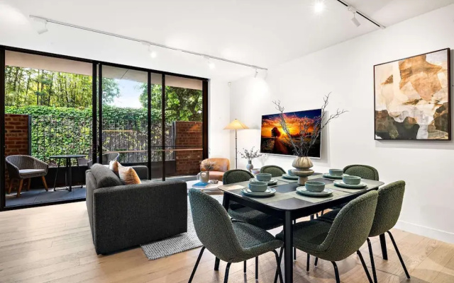Stylish 3-bed Townhouse in Vibrant Fitzroy