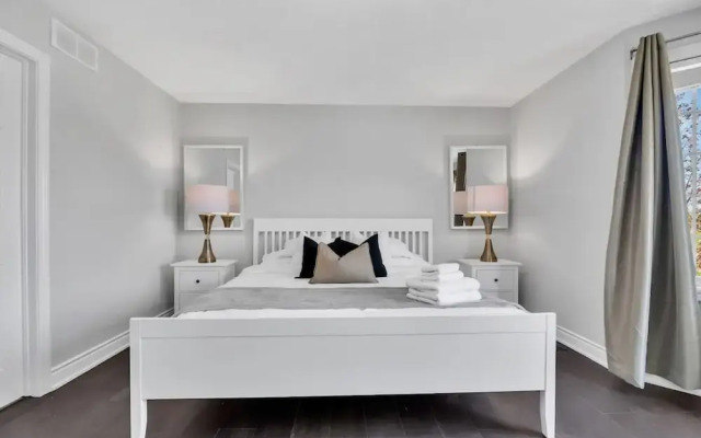 High-ceiling Home Relaxing Patio in Waterloo