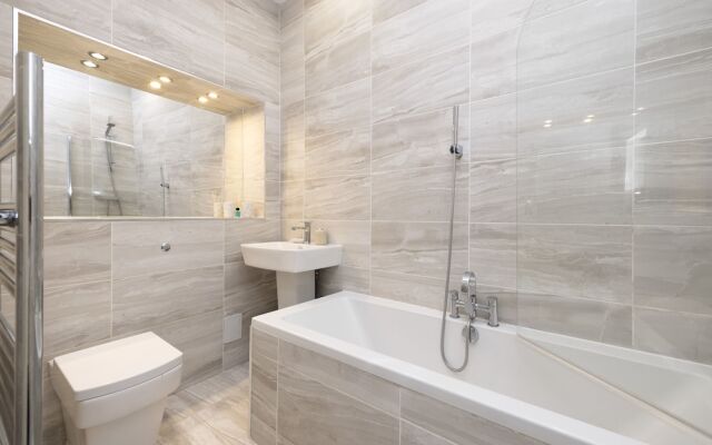 JOIVY 4-Bed Stylish Flat In Edinburgh City Centre