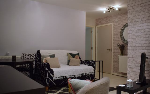 Modern 1 Bedroom Apartment With Balcony