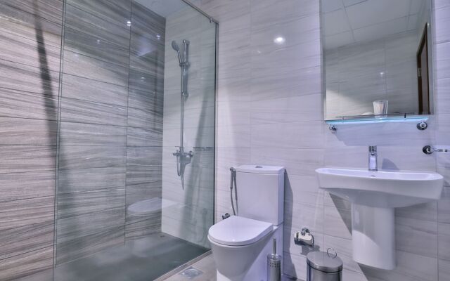 Luxe 3BR Burj Khalifa -gym/pool by Belvilla