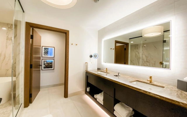Omni Viking Lakes Hotel