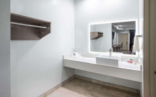 Super 8 by Wyndham Humble/Fallcreek/Houston