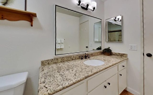 Remodeled 2 Bedroom Condo with Easy Access to Mountain Biking, Swimming, Hiking, Hot Tubs! by RedAwning