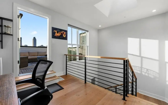Luxurious Midtown Home Rooftop Views by Silverx