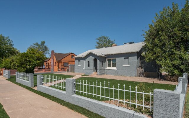 Cozy 2BR Home near Roosevelt Row by WanderJaunt