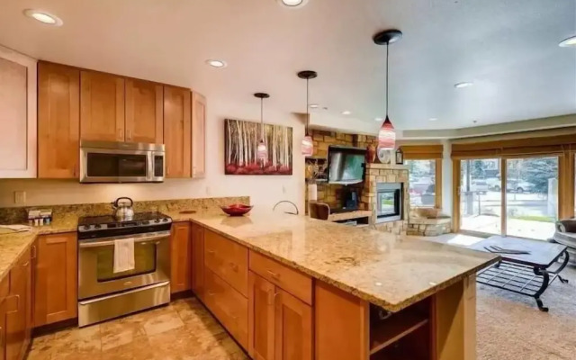 Ski in, Ski out 2 Bedroom Vacation Rental in the Heart of Lionshead Village