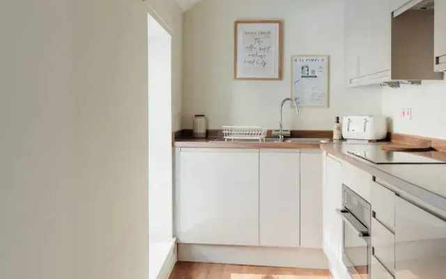 Charming Central Mews Home with Secure Parking