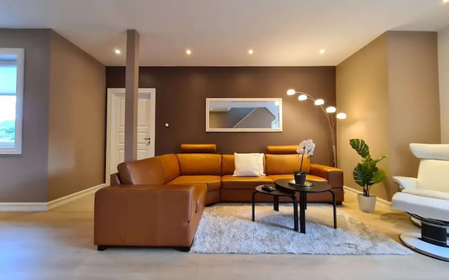 Spacious And Modern 3-bedroom Near Center, Free Parking