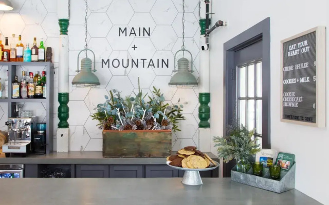 Main and Mountain Bar & Motel