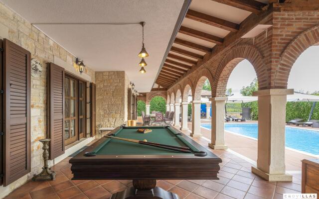 Carolus in Barat with 5 bedrooms and 5 bathrooms