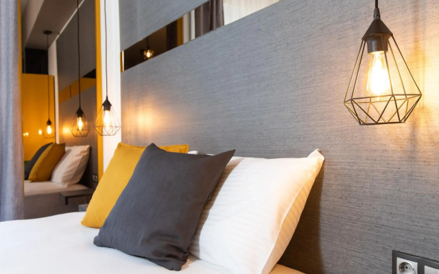 Downtown Luxury Boutique Suites : the yellow suite