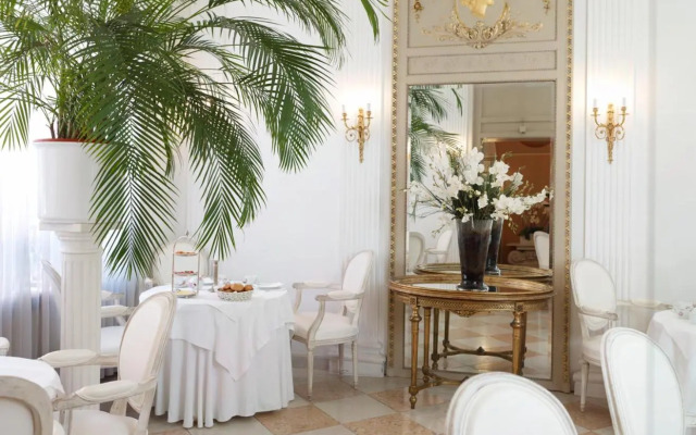 Opera Hotel