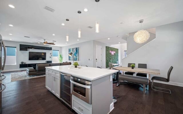 Luxury Tampa Home w/ Pool, Jacuzzi & Amenities