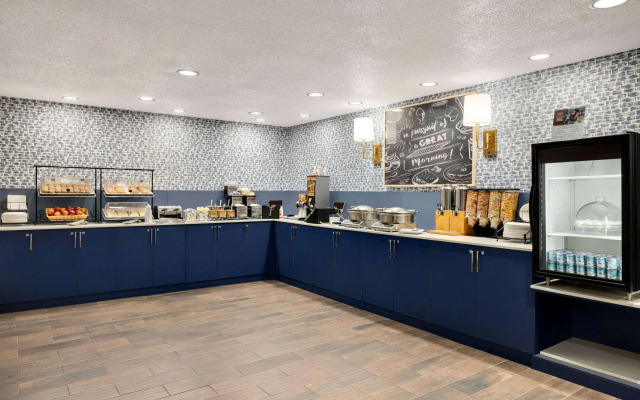 AmericInn by Wyndham Grand Rapids Airport North