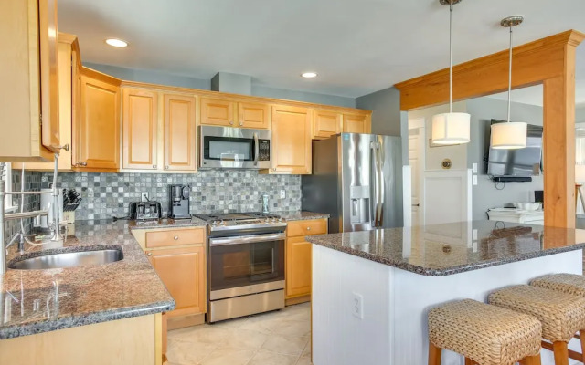 Avalon Vacation Rental w/ Porch & Grill!