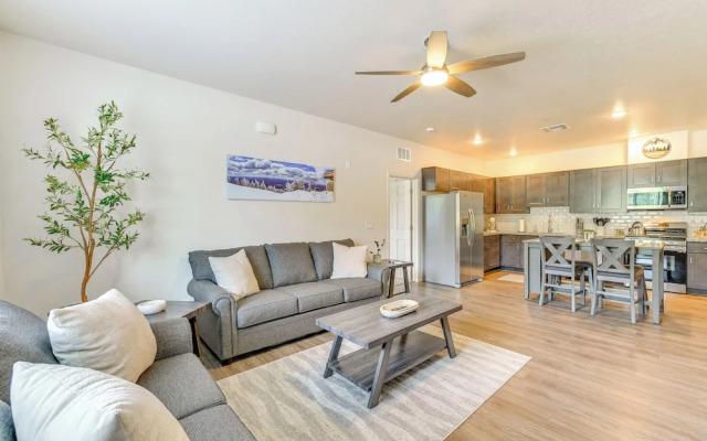 2 Mi to Dtwn & Nau: Flagstaff Condo w/ Patio!