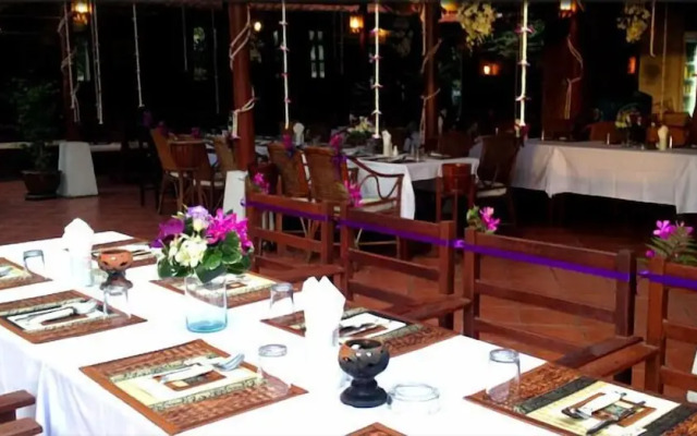 Harry's Bungalows & Restaurant