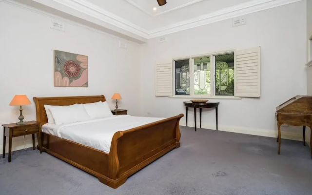 Incredible 3-bed Renovated Home With Huge Garden