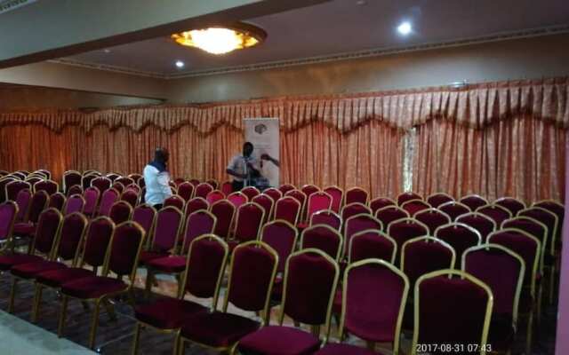Obaa'S Golden Plaza Hotel
