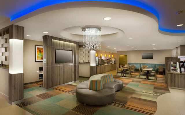 Holiday Inn Express & Suites DFW - Grapevine by IHG