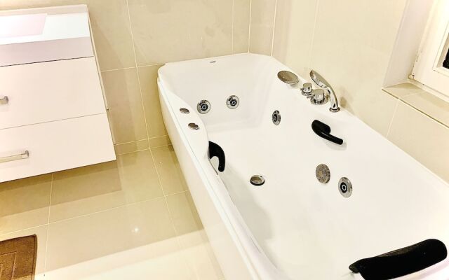 Chic Holiday Home in Nieuwpoort With Whirlpool