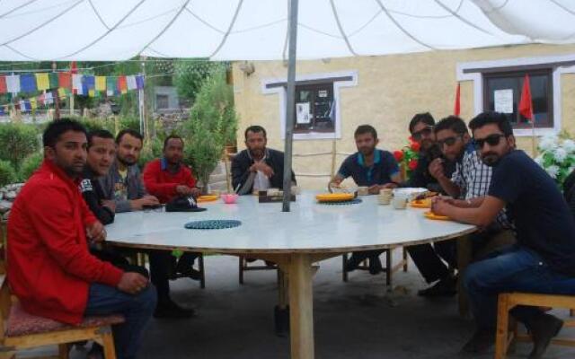 Nilza Guesthouse And Restuarant