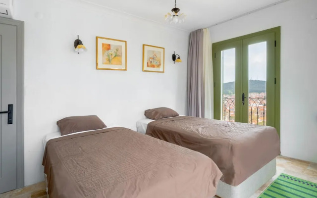 Rustic House With View Balcony in Ayvalik