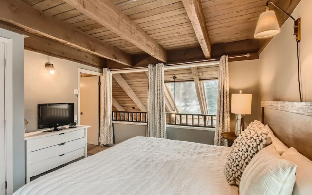 Spacious Mill Run 3 Townhouse Close to City Attractions by RedAwning