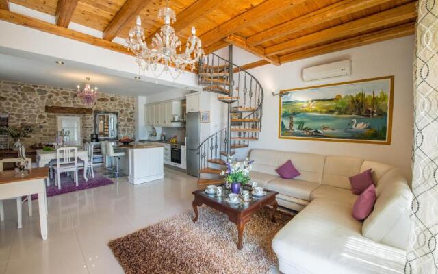 Villa Siorra by MediterraneanVillas