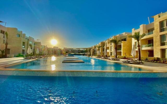 Beautiful modern apartment with access to beach and pools