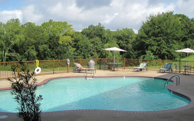 Weston Inn & Suites