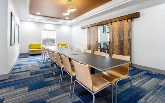 Holiday Inn Express & Suites Williamsburg by IHG
