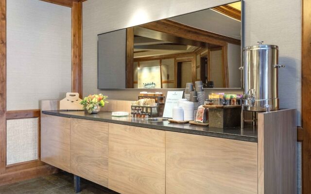 Ritz Carlton #5 2 Bedroom Condo by RedAwning